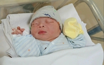 Bé gái sơ sinh còn nguyên dây rốn, bị bỏ rơi bên đường