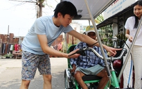 Tặng xe điện 3 bánh cho người bán vé số khuyết tật