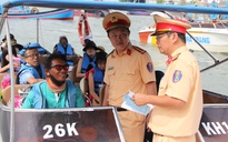 Kiểm tra đột xuất các phương tiện chở du khách tại bến tàu Nha Trang