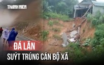 Thót tim khoảnh khắc cán bộ xã suýt bị đá rơi trúng khi kiểm tra sạt lở