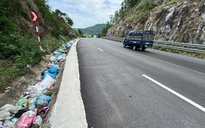 Đường tránh Sa Huỳnh ngập rác thải, gây bức xúc cho người dân