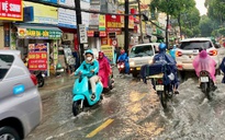 Tài xế công nghệ đi làm mùa mưa gió: ‘Cực lắm, xin đừng bom hàng, hủy cuốc’