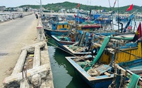 Quảng Ngãi: Cầu Thạnh Đức rệu rã, ngư dân 'liều' neo tàu