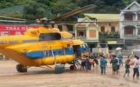 Trực thăng Mi-171 thả hàng cứu trợ người dân vùng lũ Nghệ An