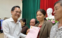 Người dân hồ hởi nhận sổ hồng sau 1 tháng chính quyền 2 cấp vận hành
