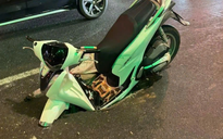 Xe máy sụt xuống ‘hố tử thần’ giữa đường Hà Nội