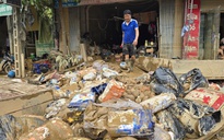 Kiệt sức vì bùn, rác tràn ngập sau lũ