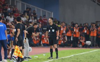 Có hành động 'lạ' với trọng tài, HLV Kim Sang-sik khiến khán giả không nhịn được cười