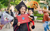 Nữ sinh vừa cầm bằng cử nhân, vừa bế con gây xúc động