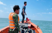 TP.HCM: Ghe cá bị chìm ngoài khơi, 2 ngư dân được cứu sống