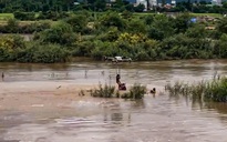 Gia Lai: Dùng máy bay không người lái giải cứu trẻ em giữa dòng lũ