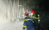 Cháy ở Khu công nghiệp Hòa Nhơn giữa mưa lớn, cảnh sát điều động robot tham gia chữa cháy