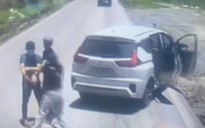 Vượt xe không được, tài xế rút súng K54  hăm dọa người đi đường