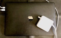 Có nên sạc pin iPhone bằng bộ sạc MacBook?