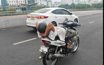 TP.Đà Nẵng: Đưa người nằm ngửa chạy xe qua cầu Rồng đi điều trị tâm thần