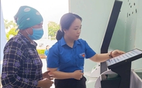 Thanh niên vùng biên giới hỗ trợ người dân làm thủ tục hành chính