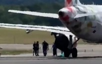 Người đàn ông bị hút vào động cơ máy bay