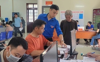 Cán bộ 'một cửa' thành tình nguyện viên hỗ trợ người dân