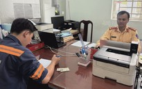 CSGT TP.HCM phạt tài xế xe rác chuyển làn ẩu từ phản ánh của người dân