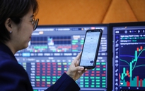 Vàng lên đỉnh cao, vì sao tiền ồ ạt chảy vào chứng khoán?