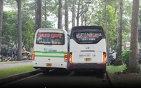 TP.HCM: Mời làm việc 2 xe khách chắn hết đường, xe máy phải chạy lên vỉa hè