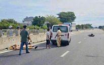 Một trung tá CSGT bị người chạy xe máy tông gãy chân