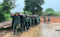 Những người lính trẻ đội mưa sửa nhà rông, vá lại đường