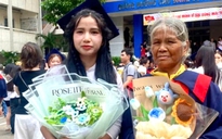 Xúc động khoảnh khắc cô gái Jrai mặc áo cử nhân cho mẹ trong ngày tốt nghiệp