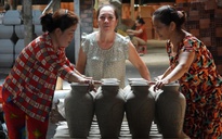 Níu giữ nghề xưa: Những 'bóng hồng' nhọc nhằn bên lò gốm đỏ