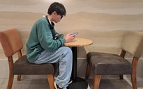 Tại sao có những người trẻ tự tin trên mạng xã hội, nhưng rụt rè ngoài đời?