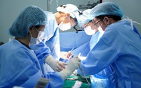 Khối u khổng lồ bóp nghẹt khí quản, xâm lấn toàn bộ tuyến giáp của cụ ông