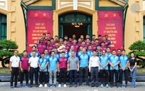 Đoàn Văn Hậu và tân binh đội CAHN Phạm Lý Đức cùng xuất hiện trong lễ báo công dâng Bác