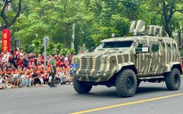 Người dân hò reo, cổ vũ lực lượng tham gia tổng hợp luyện diễu binh