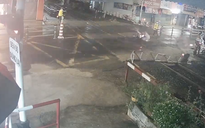 Thót tim xe máy lao đổ gác chắn, kẹt lại đường ray khi tàu sắp đến