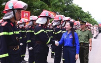 Chị Nguyễn Phạm Duy Trang 'tiếp lửa' cho các lực lượng diễu binh, diễu hành A80