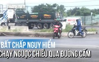 Hàng loạt xe máy ngược chiều, băng vào đường song hành QL50