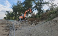 Hà Tĩnh: Huy động hàng trăm người gia cố bờ biển trước bão số 5