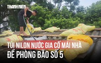 Đề phòng bão số 5, người dân Hà Tĩnh gia cố mái nhà bằng túi nilon nước