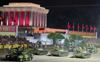 Người dân hát vang 'Như có Bác Hồ trong ngày vui đại thắng' khi đoàn diễu binh đi qua