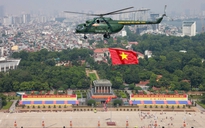 Trực thăng quân sự treo cờ bay hợp luyện diễu binh vào trung tâm Hà Nội