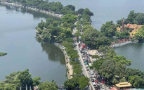 Người dân đổ về các tuyến phố trung tâm, giao thông Hà Nội ùn tắc