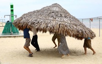 Dân ven biển Quảng Trị chèn mái nhà bằng túi nước, đưa chòi lên bờ tránh bão số 5