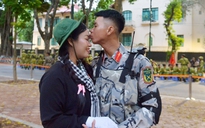 Nụ hôn vội trước quảng trường Ba Đình của đôi chiến sĩ diễu binh A80