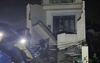 Lốc xoáy kinh hoàng cuốn sập nhiều nhà dân