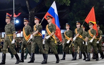 Quân nhân Nga, Lào, Campuchia tập diễu binh giữa tiếng reo hò