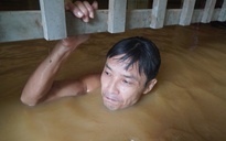 Nước sông Mã ồ ạt đổ vào nhà dân