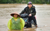 Hà Nội: QL70 vẫn ngập sâu 1m, xe kéo băng băng 'cõng' xe máy qua biển nước