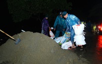 Người dân 'rốn lũ' Hà Nội thâu đêm đắp đê ngăn nước lũ
