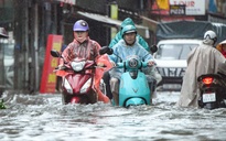 Hà Nội mưa lớn theo từng đợt, nguy cơ ngập lụt trở lại