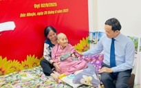 Bí thư Trần Lưu Quang trao Huy hiệu 80 năm tuổi Đảng cho đảng viên 100 tuổi